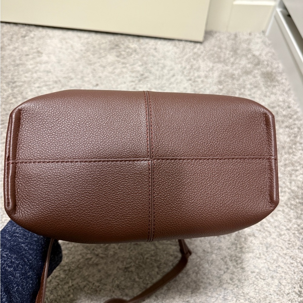Elegant Brown Leather Handbag - Picture 6 of 10